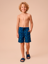 Lade das Bild in den Galerie-Viewer, Model Front: Uv Line Jungen-Badehose Shorts Acqua Kids Pirates Fun Upf50+