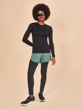 Lade das Bild in den Galerie-Viewer, Model Front: Uv Line Rashguard Longsleeve Fem Skin Infratherm Preto Upf50+