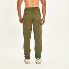 Lade das Bild in den Galerie-Viewer, Model Back: Uv Line Fitness-Shorts Chelsea Verde Militar Upf50+