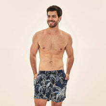 Lade das Bild in den Galerie-Viewer, Model Front: Uv Line Badeshorts Short Acqua Coqueiros Marinho Upf50+