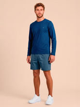 Lade das Bild in den Galerie-Viewer, Model Front: Uv Line Rashguard Longsleeve Uvpro Masc Cobalt Upf50+
