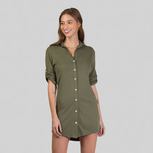 Lade das Bild in den Galerie-Viewer, Model Front: Uv Line Strandkleid Shirtdress Copenhagen Verde Militar Upf50+