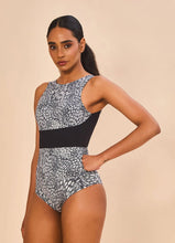 Lade das Bild in den Galerie-Viewer, Model Front: Uv Line Badeanzug Swimsuit Verena Asas Upf50+