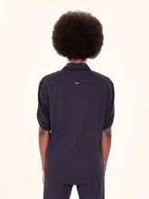 Lade das Bild in den Galerie-Viewer, Model Back: Uv Line Hemdblusenkleid Shirt Copa Black Upf50+