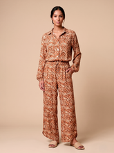 Lade das Bild in den Galerie-Viewer, Model Front: Uv Line Strandhosen Pants Meia Lua Tie Dye Pitanga Upf50+