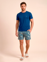 Lade das Bild in den Galerie-Viewer, Model Front: Uv Line Bermuda-Shorts Shorts Acqua Boxer Tie Dye Blue Upf50+