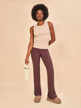 Lade das Bild in den Galerie-Viewer, Model Front: Uv Line Fitness-Top Regata Fem Ribbed Sand Upf50+