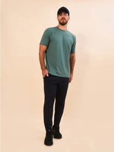 Lade das Bild in den Galerie-Viewer, Model Front: Uv Line T-Shirts Für Herren T-Shirt New Fit Textura Masc Verde Jade Upf50+