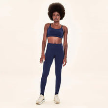Lade das Bild in den Galerie-Viewer, Model Front: Uv Line Fitness-Shorts Legging Fit Aspen Navy Blue Upf50+