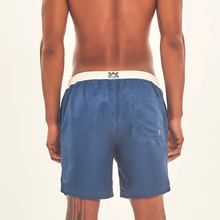 Lade das Bild in den Galerie-Viewer, Model Back: Uv Line Bermuda-Shorts Shorts Boxer Aco Off White Upf50+