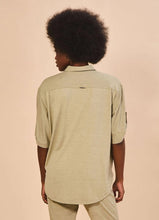 Lade das Bild in den Galerie-Viewer, Model Back: Uv Line Hemdblusenkleid Shirt Copa Sand Upf50+