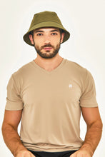 Lade das Bild in den Galerie-Viewer, Model Front: Uv Line Eimerhut Hat Toronto Colors Masc Military Green Upf50+