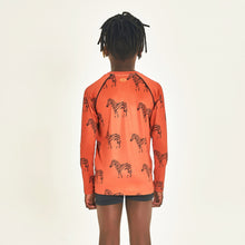 Lade das Bild in den Galerie-Viewer, Model Back: Uv Line Rashguard Longsleeve Acqua Zebra Inf Upf50+