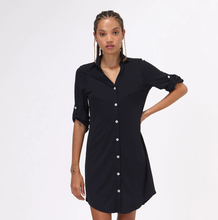 Lade das Bild in den Galerie-Viewer, Model Front: Uv Line Hemdblusenkleid Shirtdress Copenhagen Fem Black Upf50+
