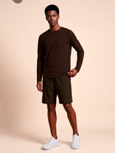 Lade das Bild in den Galerie-Viewer, Model Front: Uv Line Rashguard Longsleeve New Fit Textura Masc Brown Upf50+