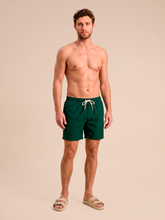 Lade das Bild in den Galerie-Viewer, Model Front: Uv Line Bermuda-Shorts Shorts Acqua Boxer Military Green Upf50+