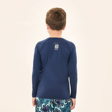 Lade das Bild in den Galerie-Viewer, Model Back: Uv Line Rashguard Acqua Qr Code Marinho Upf50+