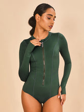 Lade das Bild in den Galerie-Viewer, Model Front: Uv Line Badeanzug Swimsuit Macae Green Cactus Upf50+