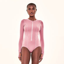Lade das Bild in den Galerie-Viewer, Model Front: Uv Line Badeanzug Swimsuit Macae Malva Upf50+