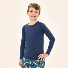Lade das Bild in den Galerie-Viewer, Model Front: Uv Line Rashguard Acqua Qr Code Marinho Upf50+