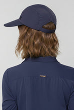 Lade das Bild in den Galerie-Viewer, Model Back: Uv Line Mützen Visor Capri Colors Nac Fem Navy Blue Upf50+