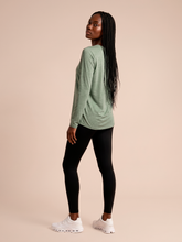 Lade das Bild in den Galerie-Viewer, Model Back: Uv Line Rashguard Longsleeve Fem New Fit Mix Grey Upf50+