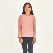 Lade das Bild in den Galerie-Viewer, Model Front: Uv Line Rashguard Longsleeve Uprpo Inf Rose Upf50+