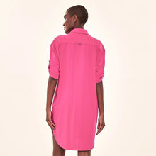 Lade das Bild in den Galerie-Viewer, Model Back: Uv Line Hemdblusenkleid Shirtdress Copenhagen Cherry Hot Pink Upf50+