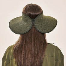Lade das Bild in den Galerie-Viewer, Model Back: Uv Line Visor Visor Siena Imp Fem Militar Green Upf50+