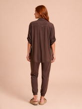 Lade das Bild in den Galerie-Viewer, Model Back: Uv Line Hemdblusenkleid Shirt Copa Brown Upf50+