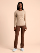 Lade das Bild in den Galerie-Viewer, Model Front: Uv Line Rashguard Longsleeve Fem New Fit Sand Upf50+