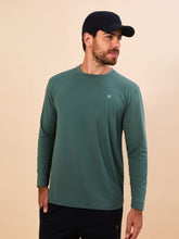Lade das Bild in den Galerie-Viewer, Model Front: Uv Line Rashguard Longsleeve New Fit Textura Masc Verde Jade Upf50+