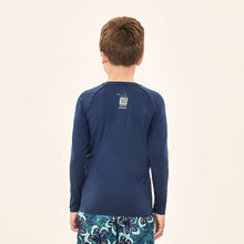Lade das Bild in den Galerie-Viewer, Model Back: Uv Line Rashguard Acqua Qr Code Marinho Upf50+