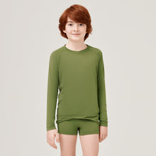 Lade das Bild in den Galerie-Viewer, Model Front: Uv Line Rashguard Longsleeve Uvrpo Inf Verde Militar Upf50+