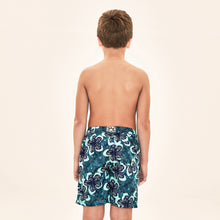 Lade das Bild in den Galerie-Viewer, Model Back: Uv Line Jungen-Badehose Shorts Aqua Hibiscus Kids Upf50+