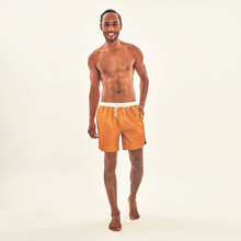 Lade das Bild in den Galerie-Viewer, Model Front: Uv Line Bermuda-Shorts Shorts Boxer Ocre Upf50+