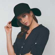 Lade das Bild in den Galerie-Viewer, Model Front: Uv Line Schlapphut Hat Santorini Imp Fem Black Upf50+
