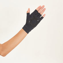 Lade das Bild in den Galerie-Viewer, Model Back: Uv Line Handschuhe Short Gloves Uni Black Upf50+
