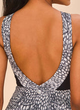 Lade das Bild in den Galerie-Viewer, Model Back: Uv Line Badeanzug Swimsuit Verena Asas Upf50+
