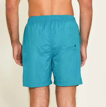 Lade das Bild in den Galerie-Viewer, Model Back: Uv Line Bermuda-Shorts Short Lucca Petroleo Upf50+
