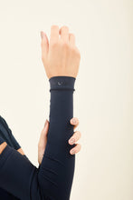 Lade das Bild in den Galerie-Viewer, Model Front: Uv Line Handschuhe Sun-Protection Sleeve Navy Upf50+
