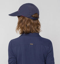 Lade das Bild in den Galerie-Viewer, Model Back: Uv Line Mützen Visor Capri Colors Nac Fem Navy Blue Rose Upf50+
