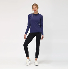 Lade das Bild in den Galerie-Viewer, Model Front: Uv Line Rashguard Longsleeve Uvpro Fem Navy Blue Upf50+

