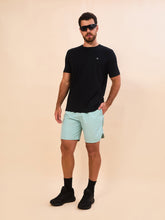 Lade das Bild in den Galerie-Viewer, Model Front: Uv Line Bermuda-Shorts Shorts Acqua Boxer Indigo Upf50+
