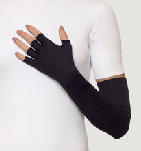 Lade das Bild in den Galerie-Viewer, Model Front: Uv Line Handschuhe Extra Long Gloves Uni Black Upf50+
