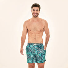 Lade das Bild in den Galerie-Viewer, Model Front: Uv Line Badeshorts Short Acqua Coqueiros Turquesa Upf50+
