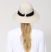 Lade das Bild in den Galerie-Viewer, Model Back: Uv Line Schlapphut Hat Paris Ville L Fem Sand Upf50+
