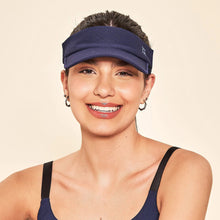 Lade das Bild in den Galerie-Viewer, Model Front: Uv Line Visor Elastic Visor Navy Blue Upf50+
