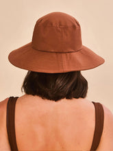 Lade das Bild in den Galerie-Viewer, Model Back: Uv Line Schlapphut Lyon Conhaque Upf50+
