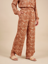 Lade das Bild in den Galerie-Viewer, Gallery: Uv Line Strandhosen Pants Meia Lua Tie Dye Pitanga Upf50+
